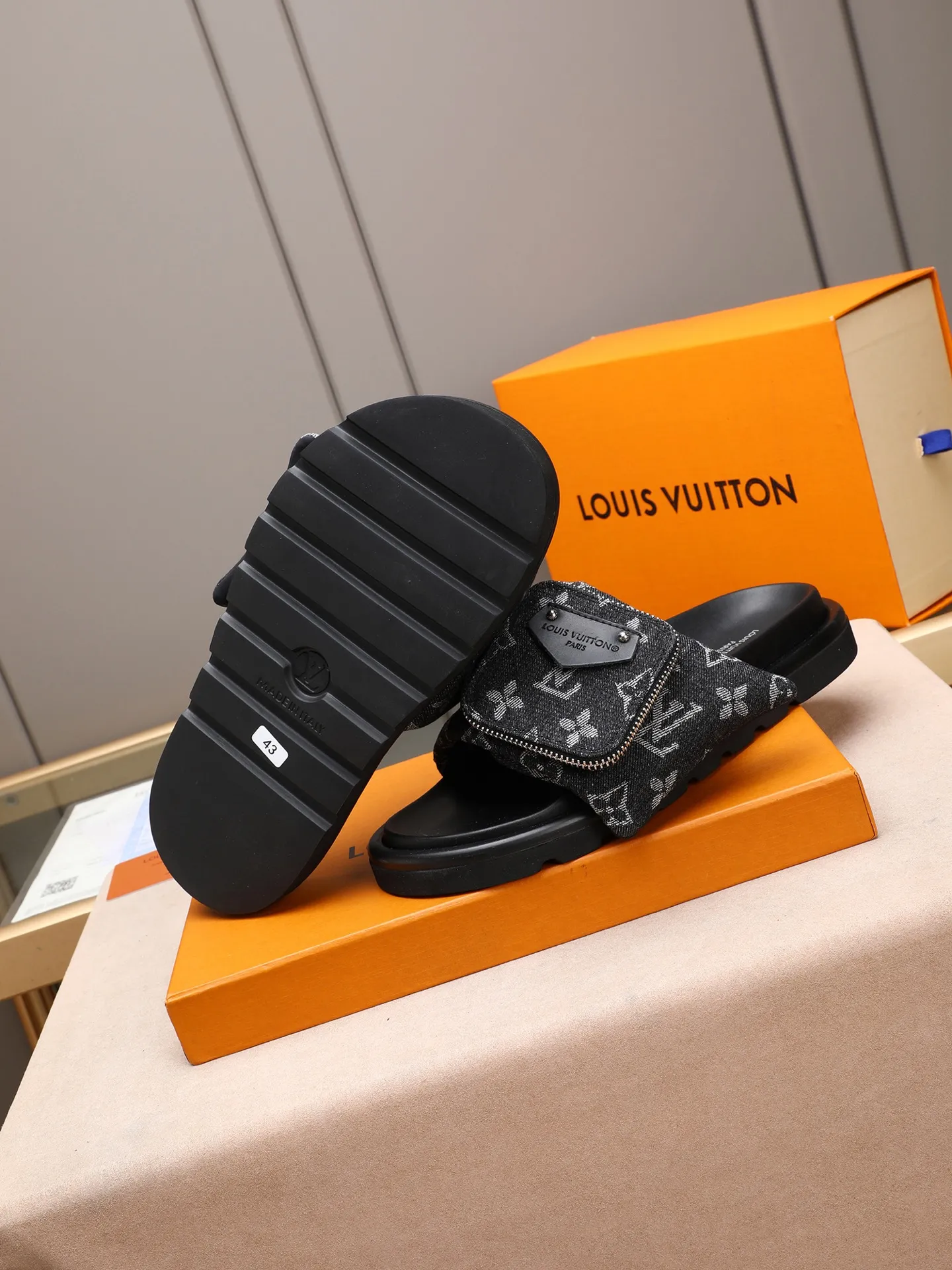 PP400 couple model with drawer box [LOUIS VUITTON] Louis Vuitton, the latest LV official website printed wallet and men's and women's slippers🔥🔥🔥 are now on the market. The drawer box is packed with cloth bags and cards. The upper pattern looks very soft and waxy, and it is a super versatile leg slimming tool. Fabric: Imported denim/down silk cotton embossed, official website pattern printing, lining: water-dyed sheepskin down filling, comfortable to wear, feet: high elastic PU water table. Sole: foam sole, heel height: about 5cm. Size 35-46, 35, 45 and 46 are custom-made and cannot be returned or exchanged. Color: multiple colors available.